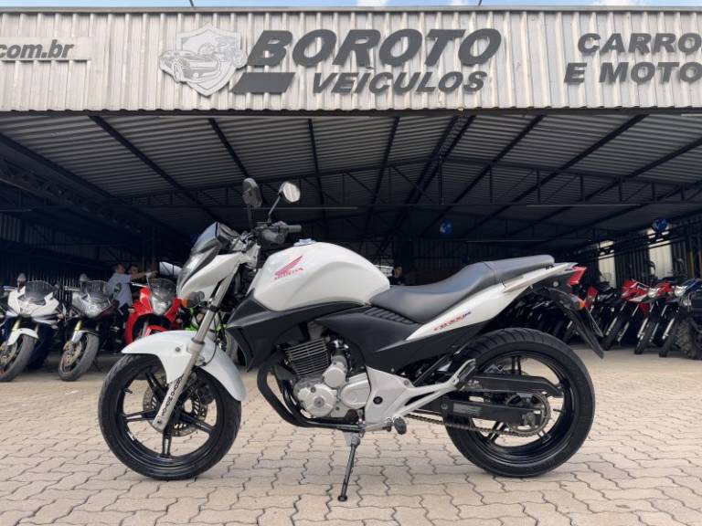 HONDA - CB 300R - 2011/2012 - Branca - R$ 13.800,00