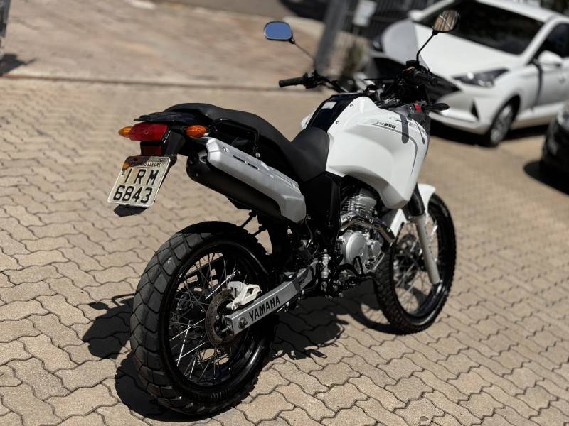 YAMAHA - XTZ 250 - 2010/2011 - Branca - R$ 17.800,00