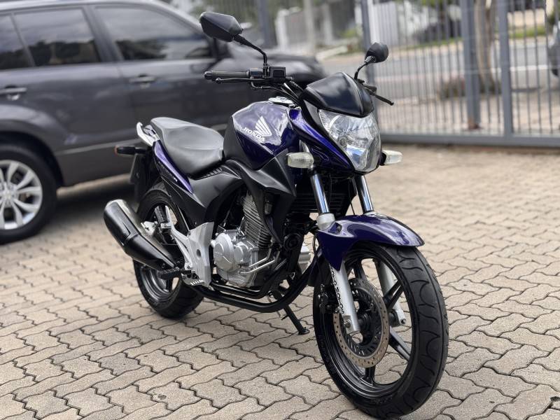 HONDA - CB 300R - 2011/2011 - Azul - R$ 11.800,00