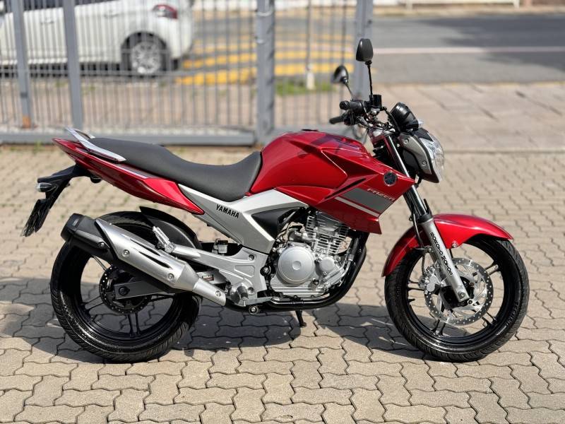 YAMAHA - FAZER - 2013/2014 - Vermelha - R$ 15.300,00