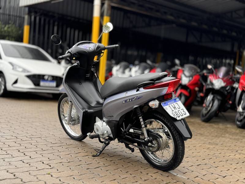 HONDA - BIZ 125 - 2014/2015 - Prata - R$ 12.800,00