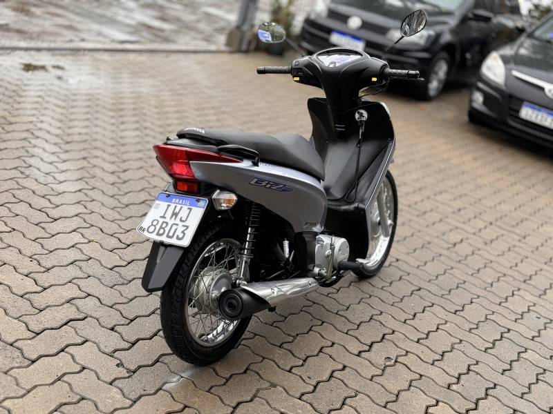 HONDA - BIZ 125 - 2014/2015 - Prata - R$ 12.800,00