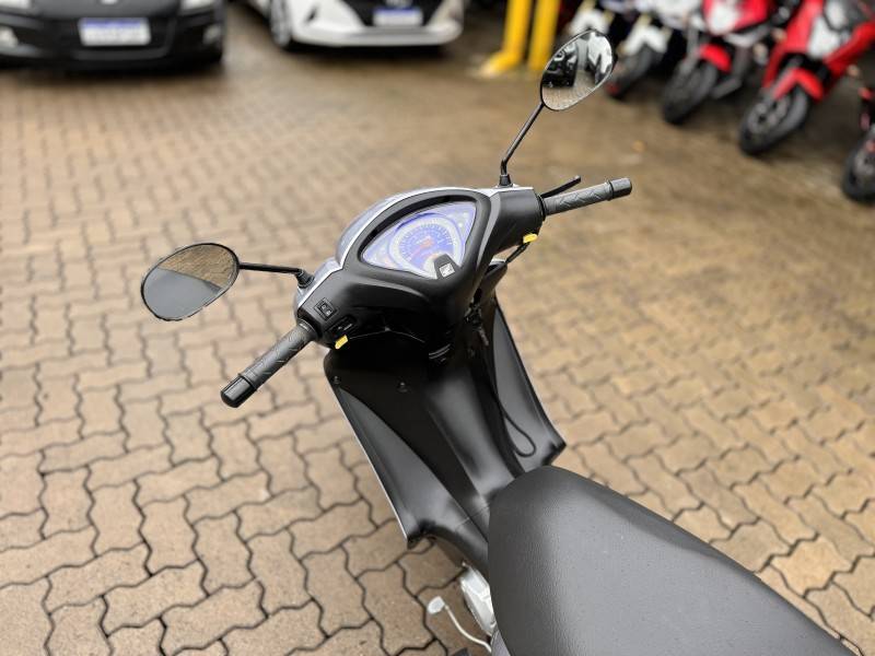 HONDA - BIZ 125 - 2014/2015 - Prata - R$ 12.800,00