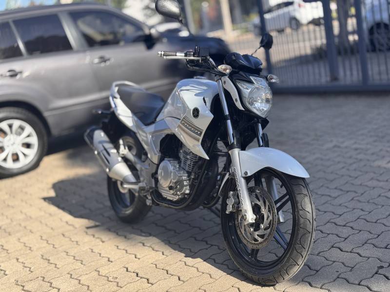 YAMAHA - FAZER - 2014/2015 - Branca - R$ 15.800,00