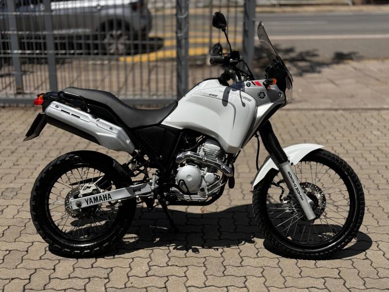 YAMAHA - XTZ 250 - 2010/2011 - Branca - R$ 17.800,00