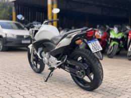 HONDA - CB 300R - 2011/2012 - Branca - R$ 13.800,00